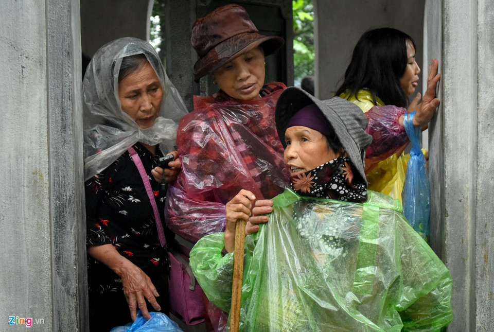 Hàng chục nghìn người đội mưa về dự lễ Giỗ Tổ Hùng Vương